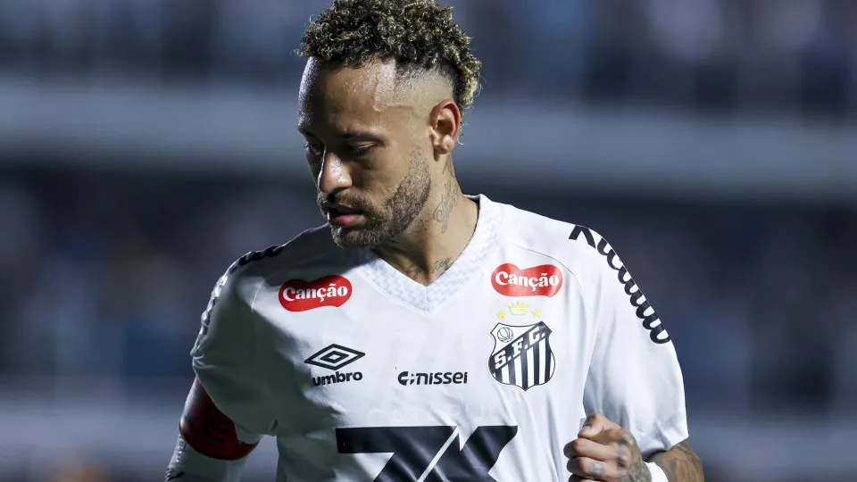 Pouco drible, muito passe errado: os números de Neymar na queda do Santos